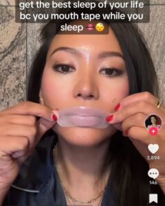 ”Natural Nadine" - одна из пользователей TikTok, которая считает, что заклеивание рта пластырем может улучшить качество сна за счет уменьшения храпа