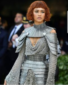 Зендея Коулман на мероприятии Met Gala в платье-кольчуге от Versace